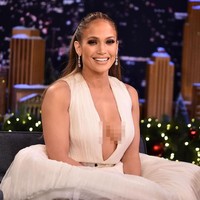 Tak cuma anggun, J.Lo juga terlihat seksi berkat plunging neck  yang mengekspos area dada J.Lo. (Foto: Getty Images)