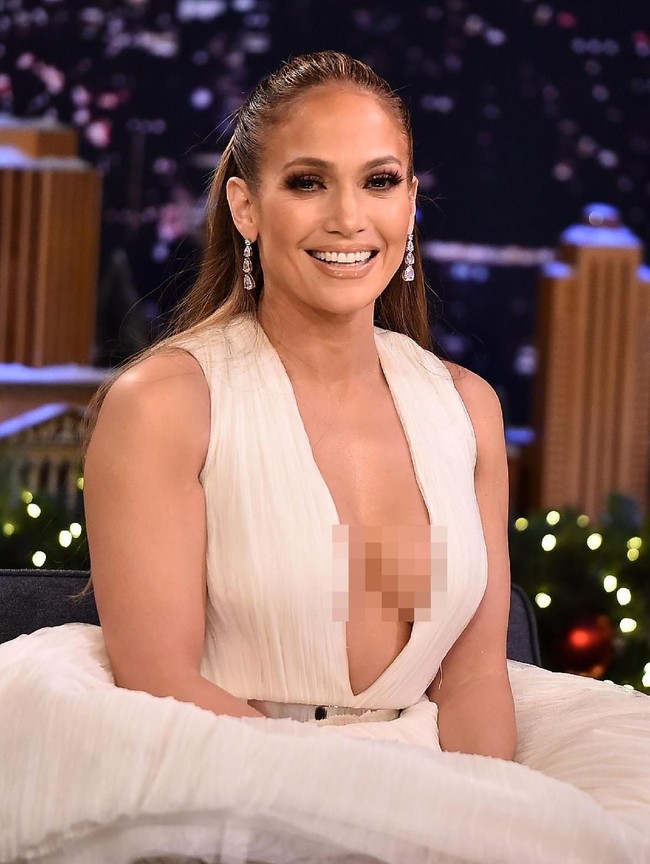Tak cuma anggun, J.Lo juga terlihat seksi berkat plunging neck  yang mengekspos area dada J.Lo. (Foto: Getty Images)