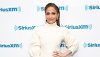 Penyanyi Jennifer Lopez berusaha untuk selalu tidur 8 jam sehari meski sedang sibuk. Kata JLo, tidur adalah senjata ia bisa tetap tampil awet muda dan sehat. Biar bisa tidur lelap, ia menghindari kafein dan alkohol berlebihan. (Foto: Getty Images)
