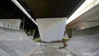 Taman skateboard di kolong jembatan Slipi, Jakarta Pusat saat masih dalam proses pembangunan. Pemerintah DKI Jakarta secara bertahap menyediakan fasilitas permainan yang menantang ini di beberapa ruang publik sejak beberapa tahun lalu. (Agung Pambudhy/Detikcom)