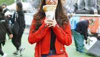 Jalan-jalan ke Seoul, Abel pun mencicip crepes manis yang enak jadi camilan. Foto: Instagram@abellyc