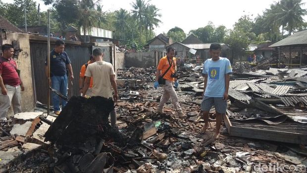 Puing-puing sisa kebakaran Pasar Kalimaling, Kabupaten Semarang. 