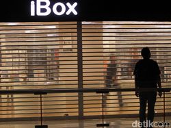 Suasana Antrean dan Ciuman Pembeli iPhone Anyar di Indonesia