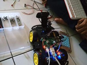 Keren! Inovasi Siswa SMK di Makassar Rakit Robot Pemantau