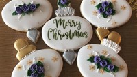 Kukis yang ini tampil elegan. Bisa dijadikan suguhan sekaligus hantaran Natal untuk orang terkasih. Apalagi ada ucapan Merry Christmas yang menggantikan kartu ucapan. Foto : instagram @cookies_by_jolayne