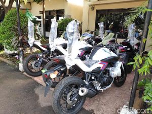 Motor dan Mobil Patroli Baru Terparkir di Polsek Ciracas