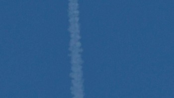Terlihat VSS Unity melesat sendirian menuju tepian angkasa. Foto: Reuters