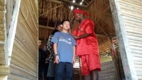 Sebelum mendaki Gunung Binaya, Matthew mengikuti ritual sebelum pendakian. (Joel Tandionugroho/Istimewa)