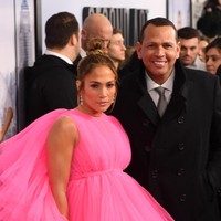 Saking panjangnya, J.Lo yang memboyong serta kekasihnya, Alex Rodriguez, harus menggunakan mobil van untuk menghadiri acara tersebut. Demikian Harpers Bazaar mengabarkan. Gaya pelantun Jenny From the Block itu kian sempurna dengan padanan platform-pumps silver Jimmy Choo dan anting berlian Lorraine Schwartz. (Foto: Getty Images)