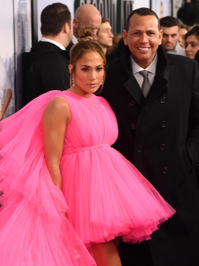 Saking panjangnya, J.Lo yang memboyong serta kekasihnya, Alex Rodriguez, harus menggunakan mobil van untuk menghadiri acara tersebut. Demikian Harpers Bazaar mengabarkan. Gaya pelantun Jenny From the Block itu kian sempurna dengan padanan platform-pumps silver Jimmy Choo dan anting berlian Lorraine Schwartz. (Foto: Getty Images)