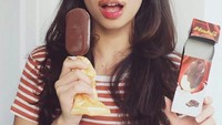 Meskipun belepotan, tapi Abel masih saja tetap terlihat cantik saat makan es krim. Foto: Instagram@abellyc
