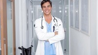 Gabriel Prado adalah dokter spesialis syaraf. Pasien yang datang untuk berkonsultasi pasti jadi semangat karena tahu dokternya punya paras tampan seperti artis. Foto: instagram @gabrielndsprado