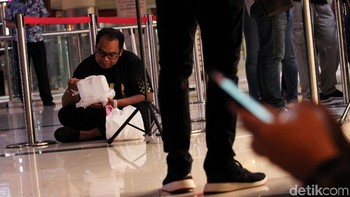 Bahkan ada yang membawa sarapan agar tak kelaparan saat mengantre. Foto: Rifkianto Nugroho/detikinet