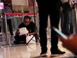 Suasana Antrean dan Ciuman Pembeli iPhone Anyar di Indonesia