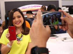 Tasya Kamila Semringah Pamerkan iPhone Barunya yang Merah