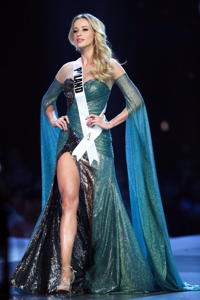 Cantik seperti boneka Barbie, Miss Poland Agata Biernat begitu memikat dengan gaun two tone sequin. Foto: REUTERS/Athit Perawongmetha