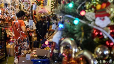 Pernak-pernik Natal di Pasar Asemka Mulai Diserbu