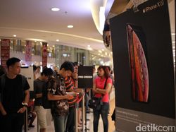 Suasana Antrean dan Ciuman Pembeli iPhone Anyar di Indonesia