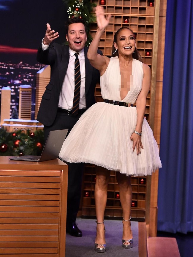 Gaun putih kembali menjadi andalan J.Lo saat muncul di The Tonight Show Starring Jimmy Fallon, Selasa (11/12/2018). Gaun tersebut hadir dengan rok tutu yang membuat J.Lo bak balerina. (Foto: Getty Images)