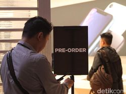 Suasana Antrean dan Ciuman Pembeli iPhone Anyar di Indonesia