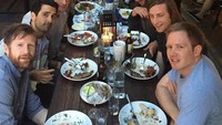 Model yang pernah membintangi video klip Madonna dan Taylor Swift ini kerap hangout bareng temannya. Kali ini ia menikmati sajian berbahan seafood. Foto: Instagram seanopry55