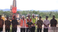 Dengan mengucapkan Bismillahirrahmanirrahim, sore hari ini kita laksanakan groundbreaking pembangunan jalan tol ruas Banda Aceh-Sigli sepanjang 74 kilometer, kata Jokowi dalam sambutannya. Foto: Agus Setyadi/detikcom