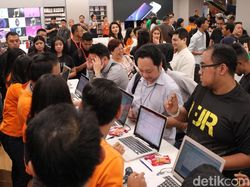 Suasana Antrean dan Ciuman Pembeli iPhone Anyar di Indonesia