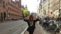 Gaya simpelnya ketika traveling (sur__b/Instagram)