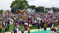 Tanpa dikomando, massa dari berbagai penjuru ini mendatangi area Alun-alun yang masih tahap proses pembangunan. 