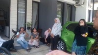 Tetangga menonton sidang di tempat yang digelar di lokasi di Pamulang, Tangerang. 
