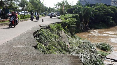 Miris, Jalan Longsor di Bekasi Sudah Setahun Terbengkalai