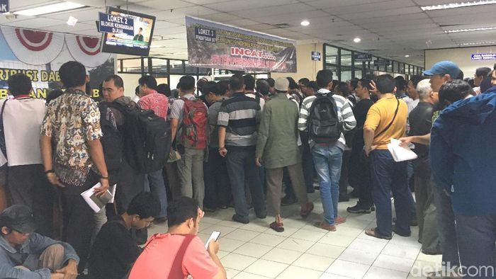 Foto: Warga antre bayar pajak (Arief-detik) Foto: Warga antre bayar pajak (Arief-detik)