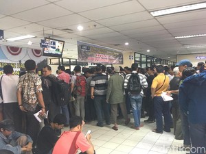H-1 Batas Penghapusan Denda Pajak, Samsat Jakbar Dipenuhi Warga