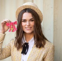 Gigi Keira Knightley memiliki lengkungan yang sedikit tidak rata, namun ia tetap membiarkannya alami. Karismanya sebagai bintang film justru terpancar lewat senyum yang genuine dan ekspresif. Foto: Victoria Jones - WPA Pool/Getty Images