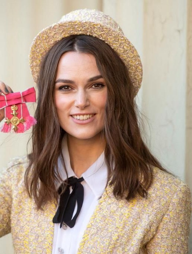 Gigi Keira Knightley memiliki lengkungan yang sedikit tidak rata, namun ia tetap membiarkannya alami. Karismanya sebagai bintang film justru terpancar lewat senyum yang genuine dan ekspresif. Foto: Victoria Jones - WPA Pool/Getty Images