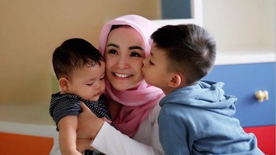 7 Momen Soraya Larasati Membangun Bonding dengan Kedua Anaknya