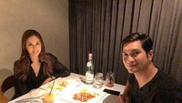 Makan malam bersama sang istri, Keith tampil kasual. Keith sendiri sering membagikan momen romantis mereka saat makan malam lewat akun Instagramnya. Foto: Instagram @keithfoo