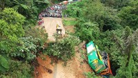 Alat berat membersihkan material longsor yang menghantam tiga unit kendaraan di Jalur Lintas Padang-Jambi, Panorama II Sitinjau Lauik, Padang Sumatera Barat.