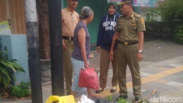 Seorang warga Pati diciduk saat membuang sampah di pinggir jalan. 