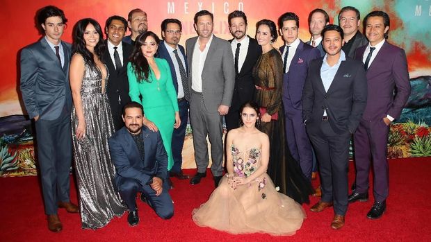 LOS ANGELES, CALIFORNIA - NOVEMBER 14: (L-R, center) Michael Pena, executive producer Eric Newman and Diego Luna pose with other cast members at Netflix's 