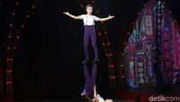 Salah satu atraksi yang ditampilkan di Oriental Circus Indonesia.