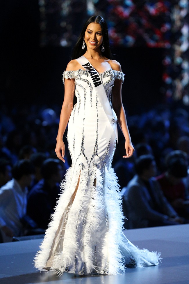 Rosa Montezuma, Miss Panama memakai gaun glamour dengan aksen bulu dan beads. Foto: REUTERS/Athit Perawongmetha