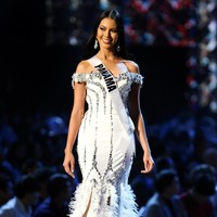 Rosa Montezuma, Miss Panama memakai gaun glamour dengan aksen bulu dan beads. Foto: REUTERS/Athit Perawongmetha