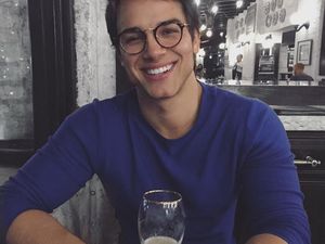 Dokter Ganteng Gabriel Prado Punya Gaya Ngopi yang Bikin Gagal Fokus