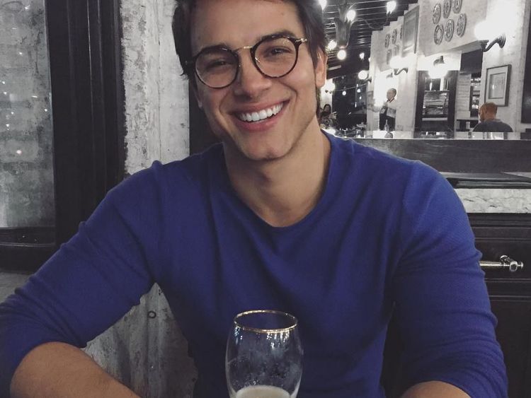 Dokter Ganteng Gabriel Prado Punya Gaya Ngopi yang Bikin Gagal Fokus