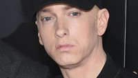 Rapper Eminem yang pernah mengalami masalah tidur dikabarkan selalu menempatkan aluminium foil di jendelanya, meski berada di belahan negara lain. Katanya sih untuk membantu menghalangi sinar matahari. (Foto: Dimitrios Kambouris/Getty Images)