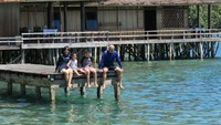 Saat ke lokasi pendakian, Matthew selalu ditemani oleh keluarganya. Namun ibu dan adiknya tidak ikut sampai ke puncak. Bersama sang ayah dia mendaki ke puncak. (Joel Tandionugroho/Istimewa)