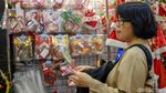 Pernak-pernik Natal di Pasar Asemka Mulai Diserbu