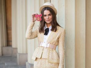 Foto: Gaya Unik Keira Knightley Saat Terima Gelar dari Pangeran Charles