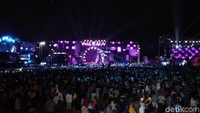 Panggung pesta 3 hari 3 malam Sweet 17 Transmedia yang disebut terbesar se-Indonesia sudah meriah sejak sore (Foto: Elvan Dany Sutrisno/detikcom)
